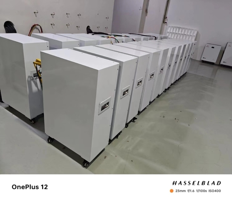 10.24kWh-30kwh แบตเตอรี่เก็บพลังงานแสงอาทิตย์ ระยะความแรงออกของลิตยู-ไอออนสําหรับการเชื่อมต่อกับเครือ