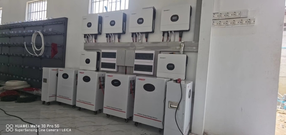 10.24kWh-30kwh แบตเตอรี่เก็บพลังงานแสงอาทิตย์ ระยะความแรงออกของลิตยู-ไอออนสําหรับการเชื่อมต่อกับเครือ
